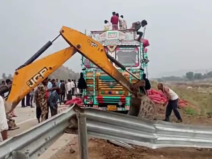 यात ट्रकमधील एकाचा जागीच मृत्यू झाला आहे.