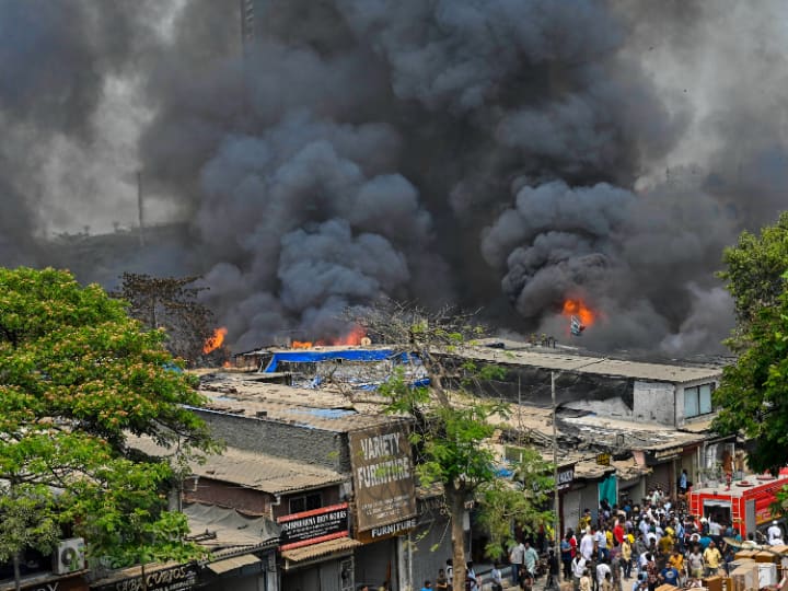 Mumbai Fire: मुंबई के मुलुंड इलाके की जागृति सोसायटी में लगी आग, 80 लोगों को सही सलामत बचाया गया, कई अस्पताल में भर्ती