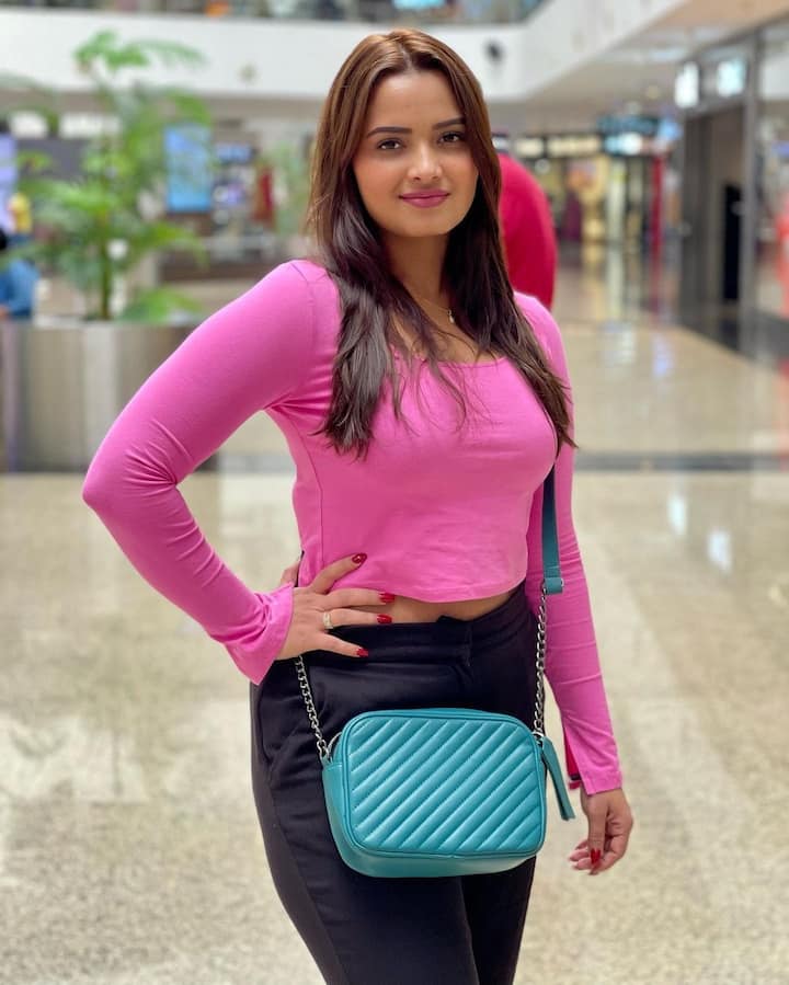 एक्ट्रेस नीलम गिरी की इन तस्वीरों से इंस्टाग्राम का पारा बढ़ा हुआ है. उनकी यह बोल्ड पिक्चर्स फैंस को बहुत पसंद आ रही है.