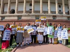 विजय चौक पर दिल्ली पुलिस ने रोक दिया विपक्षी सांसदों का मार्च, कुछ देर की नारेबाजी को वापस संसद लौटे नेता