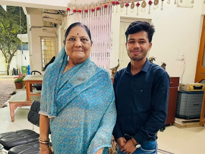 Murlidhar yadav meet cm bhupesh bhaghel wife Mukteshwari Baghel tell his story Durg in Chhattisgarh ann Durg News: सीएम बघेल से मिलकर युवक ने सुनाई दुखभरी दास्तां, कहा- 'मेरी समस्या सुनकर इनके आंखों से भी छलके आंसू'