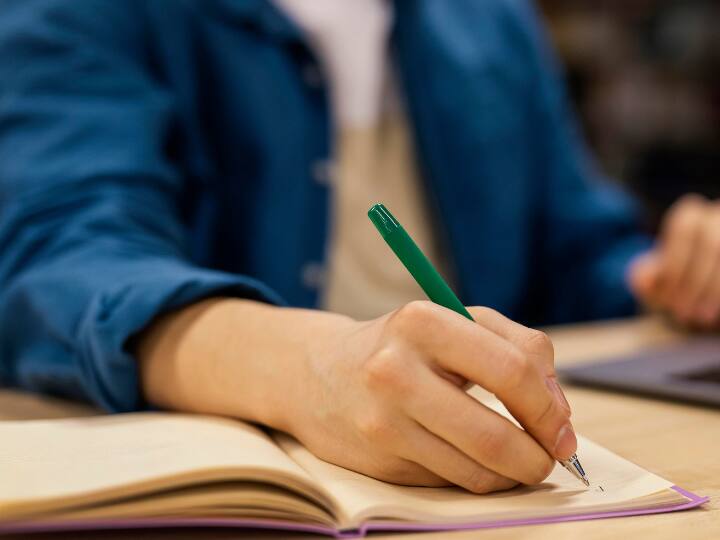 CUET UG Exam 2023: अब दो नहीं तीन पालियों में आयोजित होगा एग्जाम, पढ़ें डिटेल्स CUET UG will be conducted in three shifts this year instead of two: UGC chairman Jagadesh Kumar CUET UG Exam 2023: अब दो नहीं तीन पालियों में आयोजित होगा एग्जाम, पढ़ें डिटेल्स