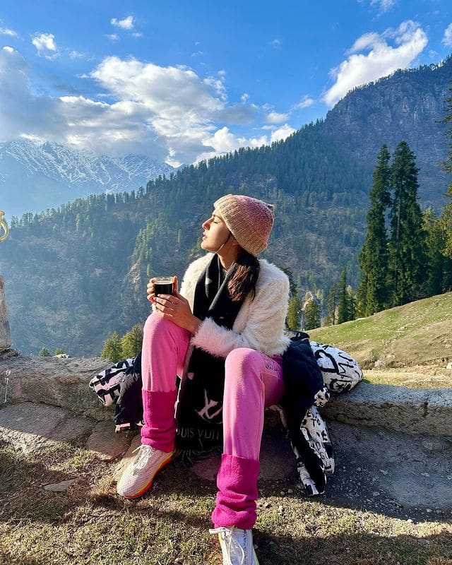 मनाली में ठंड से बचने के लिए सारा अली खान गर्म कपड़ों में नजर आ रही हैं.