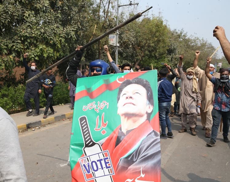 Pakistan: 20 घंटों से इमरान खान के घर को घेरे बैठी पुलिस को हाईकोर्ट से झटका, पूर्व प्रधानमंत्री की गिरफ्तारी पर रोक Imran Khan Update Lahore High Court orders to stop the police operation for arrest of Former Pakistan PM Pakistan: 20 घंटों से इमरान खान के घर को घेरे बैठी पुलिस को हाईकोर्ट से झटका, पूर्व प्रधानमंत्री की गिरफ्तारी पर रोक