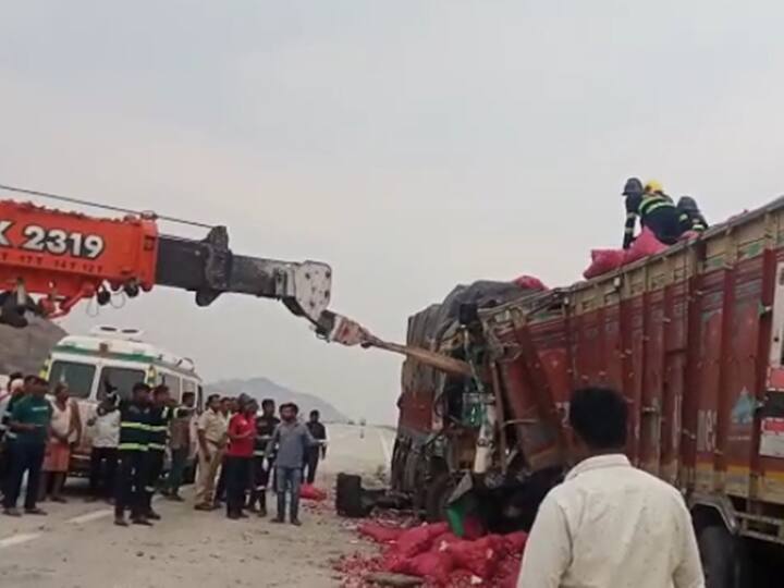 जिल्ह्यातील हर्सूल ते माळीवाडा दरम्यान समृद्धीवर एका ट्रकने दुसऱ्या ट्रकला पाठीमागून जोराची धडक दिली आहे.