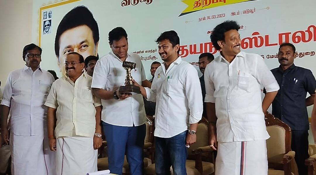 வடூவூரில் புதிய உள் விளையாட்டு அரங்கம் திறப்பு; அமைச்சர் உதயநிதி ஸ்டாலினுக்கு எய்ம்ஸ் செங்கல் பரிசளிப்பு