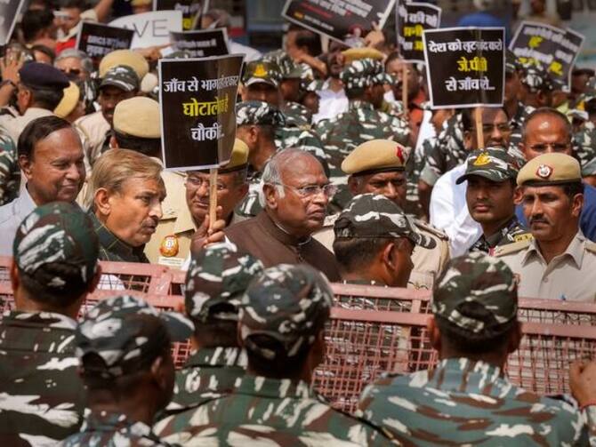 Congress President Mallikarjun Kharge Emails Complaint Against Adani Group To  ED After Stopped From Physically Submitting It | Congress On Adani: ईडी  दफ्तर में अडानी मामले की शिकायत करने से रोका गया