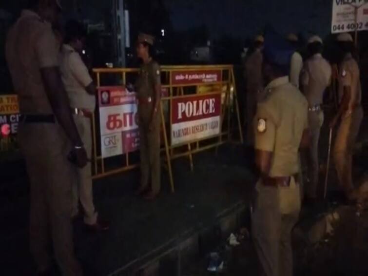 Tambaram: police took action by temporarily erecting barricades after a train hit the people trying to cross the tracks தண்டவாளத்தைக் கடக்கும் மக்கள் தொடரும் விபத்து..! என்ன நடக்கிறது தாம்பரத்தில் ?