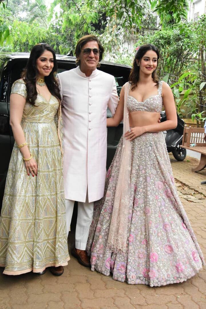 अलाना पांडे की हल्दी सेरेमनी में अन्नया अपने पिता चंकी पांडे और मां भावना के साथ पहुंचीं. इस दौरान तीनों रॉयल लुक में नजर आए.