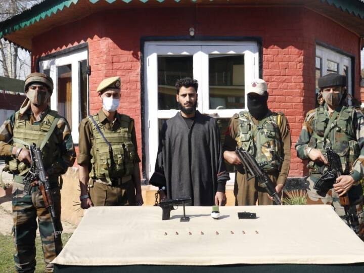 Lashkar e Taiba LeT terrorist arrested in Sopore of Jammu Kashmir arms and ammunition recovered ANN Jammu Kashmir: घेरा तोड़कर भागने की कोशिश में था संदिग्ध, हत्थे चढ़ा तो निकला लश्कर का आतंकी, हथियार और गोला-बारूद बरामद