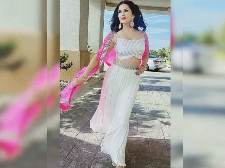 Sunny Leone Latest Look: बॉलीवुड एक्ट्रेस सनी लियोनी सोशल मीडिया पर काफी एक्टिव रहती हैं. हाल ही में उन्होनें ट्रेडिशनल लुक में अपनी तस्वीरें शेयर की हैं, जिसमें वह काफी खूबसूरत लग रही हैं.