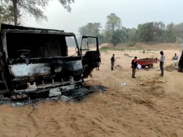 Chhattisgarh In Bijapur Naxalites Set Fire To Three Vehicles Engaged In Sand Transportation ann Chhattisgarh: बीजापुर में नक्सलियों ने रेत ढुलाई में लगे तीन वाहनों में की आगजनी, मजदूरों को दी जान से मारने की धमकी