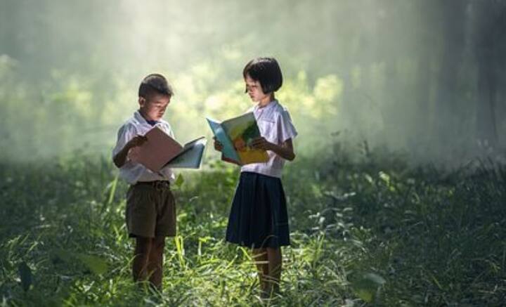 এই সেদিন হয়ত হাসপাতালে থেকে বাড়ি নিয়ে এসেছিলেন। কিন্তু দেখতে দেখতে কখন যেন বড় হয়ে যায় সেই শিশু। দিনভর এদিক ওদিক ছোটাছুটির পাশাপাশি, তাদের অনর্গল কথার সঙ্গে তাল মেলাতে রীতিমতো খাবি খেতে হয়। প্রতিদিনই নতুন কিছু শিখতে থাকে শিশুরা। চটজলদি সবকিছু বেশ রপ্তও করে নেয়।