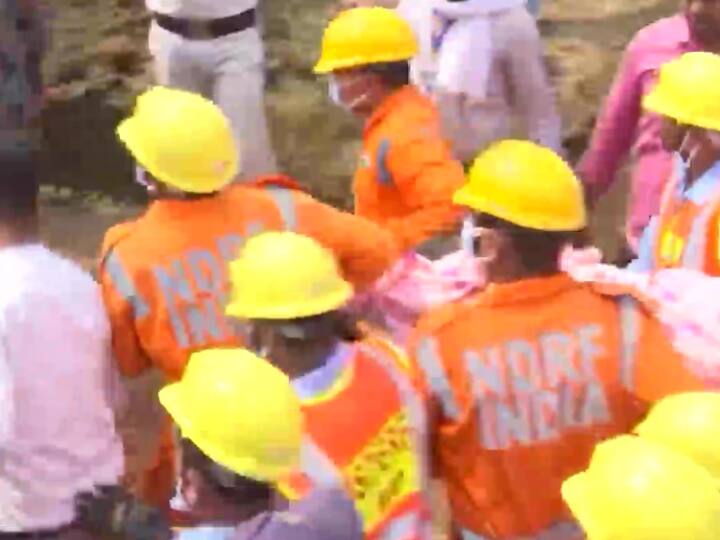 Vidisha Borewell Accident 7 year old Lokesh pulled out of borewell in MP Bhopal Vidisha Borewell Accident: बोरवेल से निकाला गया 7 साल का लोकेश, बच्चे को लेकर अस्पताल रवाना हुई मेडिकल टीम