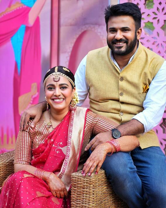 Swara Bhaskar Wedding: बालों में गजरा और मांग टीका में खूबसूरत लगीं स्वरा भास्कर, हाथों में रचाई Fahad Ahmad के नाम की मेहंदी