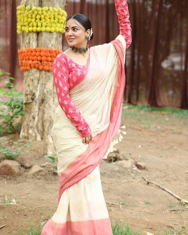 Shraddha shared pictures of herself in a red-white saree