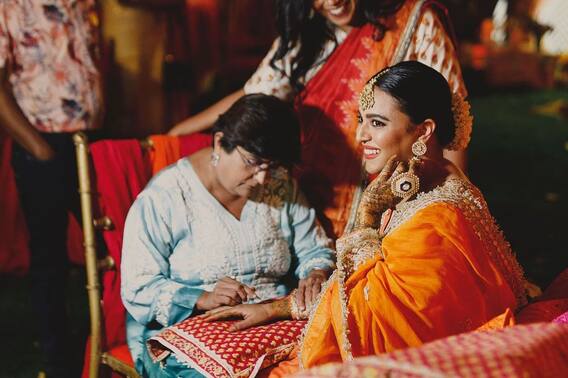 Swara Bhaskar Wedding: बालों में गजरा और मांग टीका में खूबसूरत लगीं स्वरा भास्कर, हाथों में रचाई Fahad Ahmad के नाम की मेहंदी