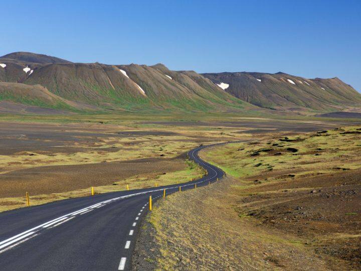 Beautiful Scenic Roads: किसी भी इंसान को घूमना बहुत पसंद है. वहीं अगर ट्रिप के दौरान रास्ते और खूबसूरत नजारों को देखने का मौका मिल जाए तो सफर और मजेदार लगने लगता है. ये हैं दुनिया के बेहतरीन रास्ते.