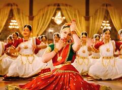 ராகவா லாரன்ஸுடன் போட்டோ எடுத்துக்கொண்ட ரீல் ஜெயலலிதா!