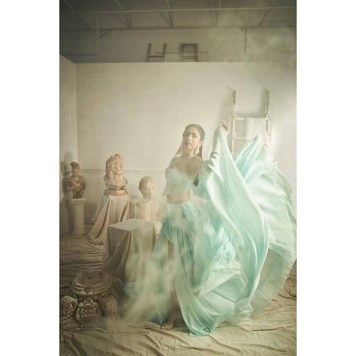 The actor looked stunning in the photos while donning beautiful Indian apparel.