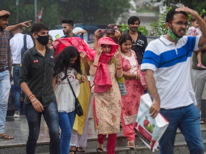 Rain In Delhi Forecast and Maximum Temperature Recorded 34.3 Degree Celsius On Wednesday Weather Updates Delhi Weather: दिल्ली में आज 34.3 डिग्री दर्ज हुआ अधिकतम तापमान, अब निकाल लें छाता! इतने तारीख तक बारिश का है अनुमान