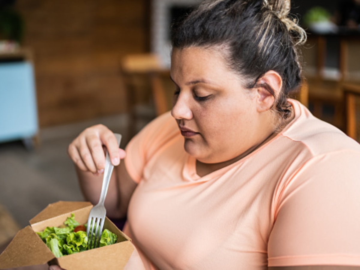 Food While Sitting on Floor : आई सारखी सांगते खाली बसून मांडी घालून जेव; पण का? काय फायदे होतात?