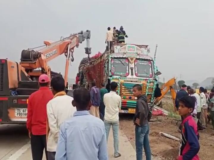 विशेष म्हणजे हा अपघात एवढा भीषण होता की, दोन्हीही ट्रकला क्रेनच्या सहाय्याने बाजूला काढण्यात आले आहे.