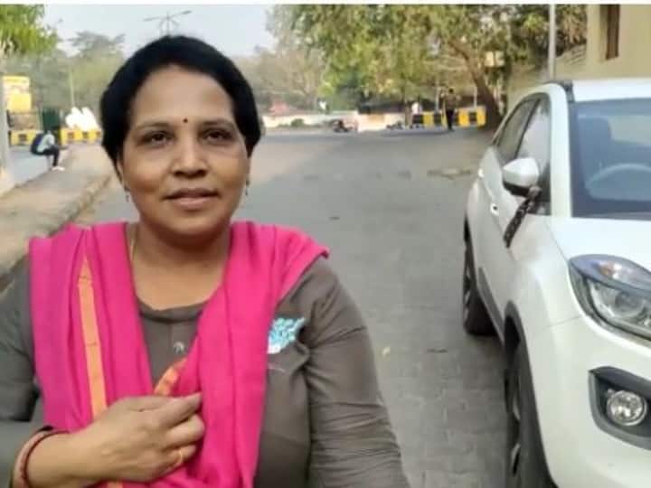 Jamshedpur people handed over  chain Snatcher to Police While snatching to a woman ANN Jamshedpur: महिला ने झपटमार की कोशिश नाकाम की, हाथ पकड़कर चिल्लाई, लोगों ने जमकर कर दी धुनाई