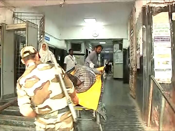 तर घाटी रुग्णालयातील सुरक्षारक्षक रुग्णांच्या नातवाईकांना स्वतः स्ट्रेचर ओढण्यासाठी मदत करत होते.