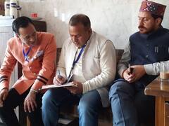 हिमाचल विधानसभा की कैंटीन बनी 'अस्पताल', डॉक्टर विधायक ने समस्या सुनकर पर्चे पर लिख दी दवाई