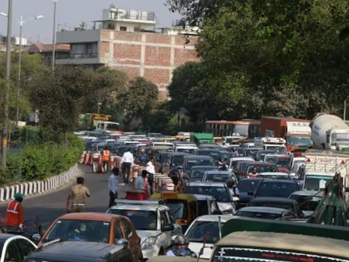 Delhi Traffic Jam makes trave painful due to closure Highway and flyover PWD minister Atishi gives last ultimatum to officials ann Delhi News: हाईवे बंद होने से बढ़ी दिल्ली की मुश्किलें, भीषण जाम से कराह रहे लोग... अब PWD मंत्री का अधिकारियों को अल्टीमेटम 