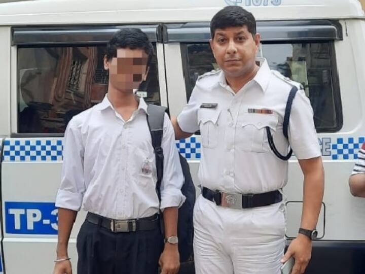 Kolkata Police a student getting late reach examination center Kolkata Police taking student to exam center photo goes viral Kolkata: एग्जाम के लिए लेट हो रहा था छात्र, कोलकाता पुलिस ने ग्रीन कॉरिडोर बनाकर बच्चे को पहुंचाया सेंटर