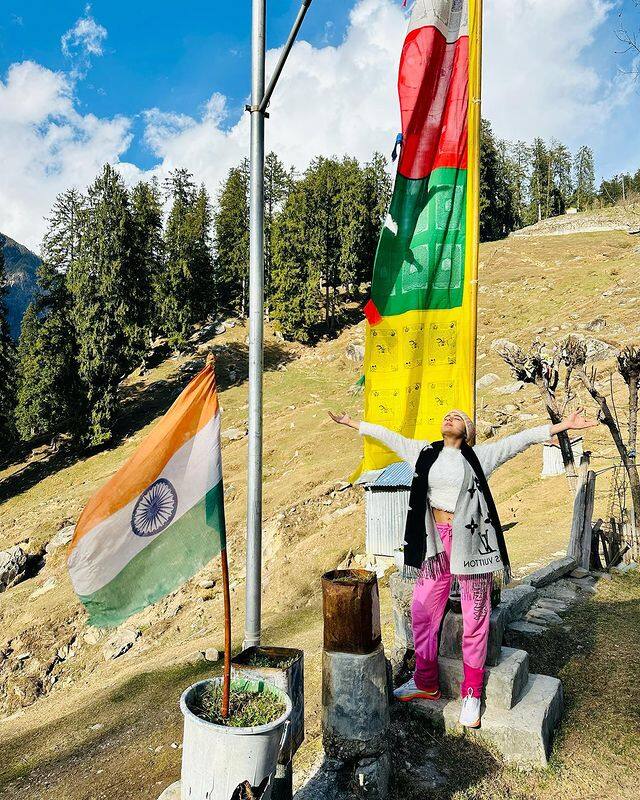 सारा अली खान की इन फोटोज को फैंस खूब पसंद कर रहे हैं और कमेंट सेक्शन में रिएक्शन दे रहे हैं.