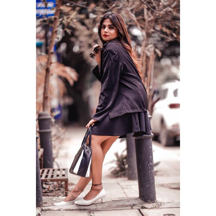 బెంగుళూరులోనే పుట్టి పెరిగిన రక్షా గౌడ విద్యాభ్యాసం మొత్తం బెంగళూరులోనే. చిన్నప్పటి నుంచి నటనపై ఉన్న ఆసక్తితో మోడలింగ్ లో అడుగుపెట్టిన రక్షా బీబీఏ చదువుండగా 'రాధారమణ' అనే కన్నడ సీరియల్ లో నటించే ఛాన్స్ కొట్టేసింది.