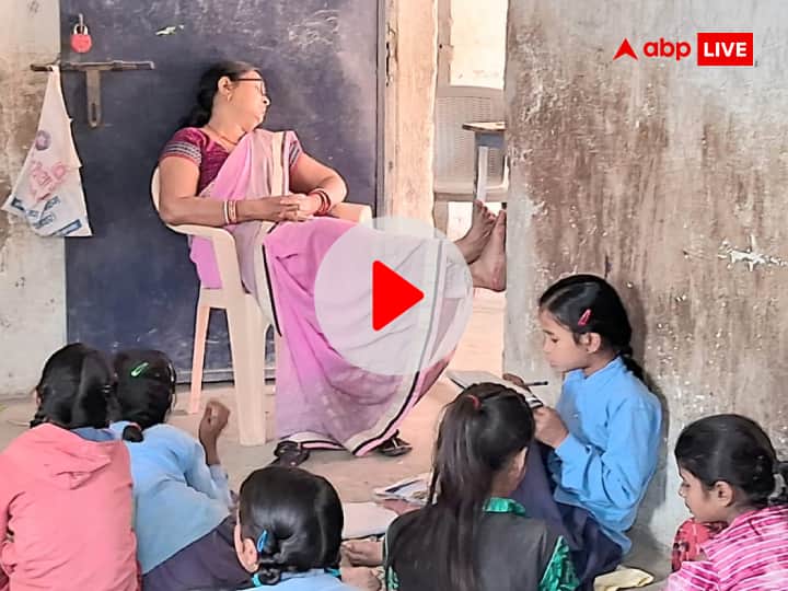 Teacher Sleeping Video 'Madam Ji... O Madam Ji', children are waking up the teacher who is enjoying her sleep in Bettiah of Bihar ann Teacher Sleeping Video: ‘मैडम जी... ओ मैडम जी’, बेतिया में नींद का आनंद ले रहीं शिक्षिका को क्लास में जगा रहे बच्चे