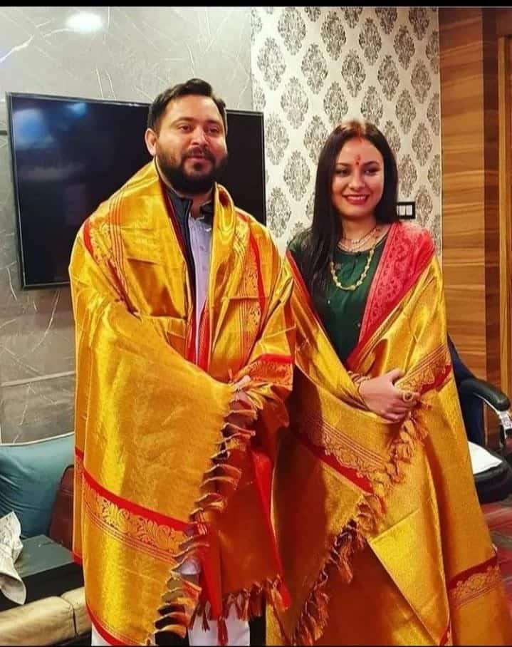 Tejashwi Yadav's wife Rajshree Yadav close to her mother-in-law and father-in-law: बिहार के डिप्टी सीएम तेजस्वी यादव और राजश्री यादव साल 2021 के दिसंबर में विवाह के बंधन में बंधे थे. सोशल मीडिया पर उनके परिवार की कई तस्वीरें वायरल हैं, जिसमें वह सास राबड़ी देवी के साथ नजर आ रही हैं. सोशल मीडिया पर राजश्री यादव काफी एक्टिव रहती हैं और समय-समय पर परिवार संग तस्वीरें शेयर करती रहती हैं.