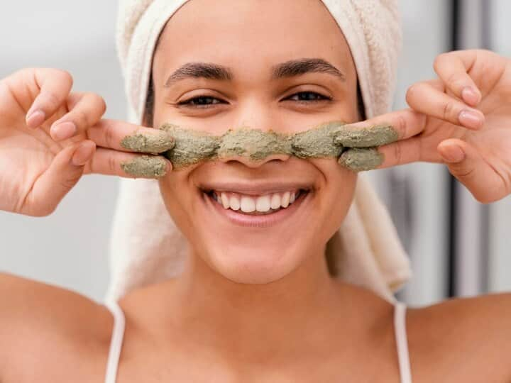 Multani Mitti: बात स्किन केयर की आती है तो सबसे सस्ते और अच्छे घरेलू उपचार में मुल्तानी मिट्टी से बेहतर कुछ हो ही नहीं सकता. इससे त्वचा सहित बालों को भी कई लाभ मिलते हैं.जानते हैं इसके बारे में.