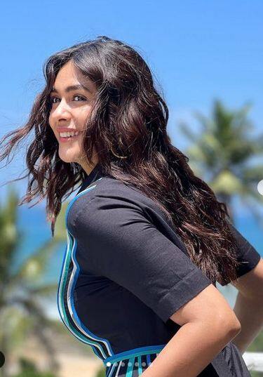 ਮ੍ਰਿਣਾਲ ਠਾਕੁਰ ਦੀ ਖੂਬਸੂਰਤੀ ਅਤੇ ਕਾਤਲਾਨਾ ਅੰਦਾਜ਼ ਨੂੰ ਦੇਖ ਕੇ ਪ੍ਰਸ਼ੰਸਕਾਂ ਦਾ ਦਿਲ ਹਾਰ ਰਿਹਾ ਹੈ। ਫੈਨਜ਼ ਉਸ ਦੀਆਂ ਸਟਾਈਲਿਸ਼ ਤਸਵੀਰਾਂ ਦੀ ਤਾਰੀਫ ਕਰ ਰਹੇ ਹਨ।