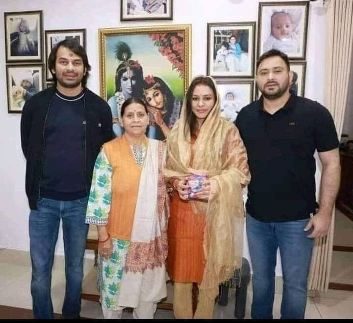 तेजस्वी की पत्नी राजश्री यादव लालू परिवार के काफी करीब हैं. राबड़ी देवी अपनी बहु को बहुत मानती है. सोशल मीडिया पर दोनों की तस्वीरें काफी वायरल हुई थी. राजश्री समय-समय पर सोशल मीडिया पर अपनी सास के साथ तस्वीरें शेयर करती रहती हैं.