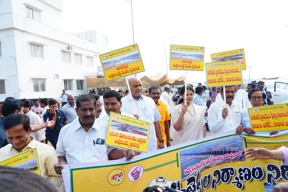 సాగునీటి ప్రాజెక్టులపై ప్రభుత్వ నిర్లక్ష్యం చేస్తోందని టీడీపీ ధర్నా