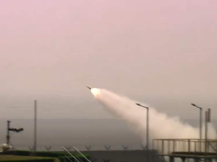 DRDO conducted Twin Tests of India-Made Very Short Range Air Defence System VSHORADS missile in Odisha Watch Video Watch: भारत में बने 'शॉर्ट रेंज एयर डिफेंस सिस्टम' का दोहरा परीक्षण सफल, कम ऊंचाई वाले हवाई खतरे होंगे बेअसर