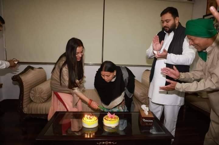 बिहार के पूर्व सीएम राबड़ी देवी की बर्थ डे पर उनकी परिवार के साथ-साथ कार्यकर्ताओं में जश्न का माहौल था. इस दौरान राबड़ी देवी के आवास पर केक काटकर पूर्व सीएम राबड़ी देवी का बर्थ डे मनाया गया था. राबड़ी देवी को उनकी बहु राजश्री यादव, तेजस्वी यादव, तेजप्रताप, राजद सुप्रीमो लालू यादव और अन्य ने बधाई दी थी. राबड़ी देवी के साथ उनकी बहु ने सोशल मीडिया पर एक तस्वीर शेयर की थी, जिसमें राबड़ी देवी केक काटते दिख रही हैं.