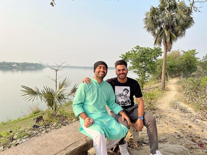 indian cricketer Manoj Tiwari meets Bollywood singer Arijit Singh Manoj Tiwari ने की गायक अरिजीत सिंह से मुलाकात, सोशल मीडिया पर फोटो पोस्ट करते हुए लिखी यह बात