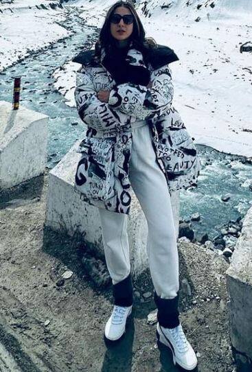 ਬਰਫੀਲੇ ਪਹਾੜਾਂ 'ਚ ਕੌਫੀ ਦਾ ਮਜ਼ਾ ਲੈਂਦੀ ਨਜ਼ਰ ਆਈ ਸਾਰਾ ਅਲੀ ਖਾਨ