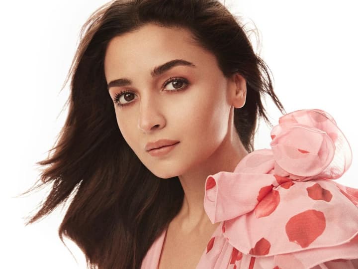 Alia Bhatt Net Worth: आलिय भट्ट का नाम आज बॉलीवुड की सबसे सक्सेसफुल एक्ट्रेसेस की लिस्ट में शामिल है. आलिया भट्ट ने 19 साल की उम्र में ही करियर शुरू कर दिया था और आज उनके पास करोड़ों की दौलत है.