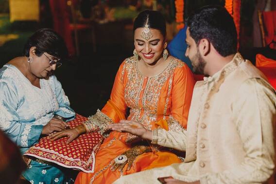 Swara Bhaskar Wedding: बालों में गजरा और मांग टीका में खूबसूरत लगीं स्वरा भास्कर, हाथों में रचाई Fahad Ahmad के नाम की मेहंदी