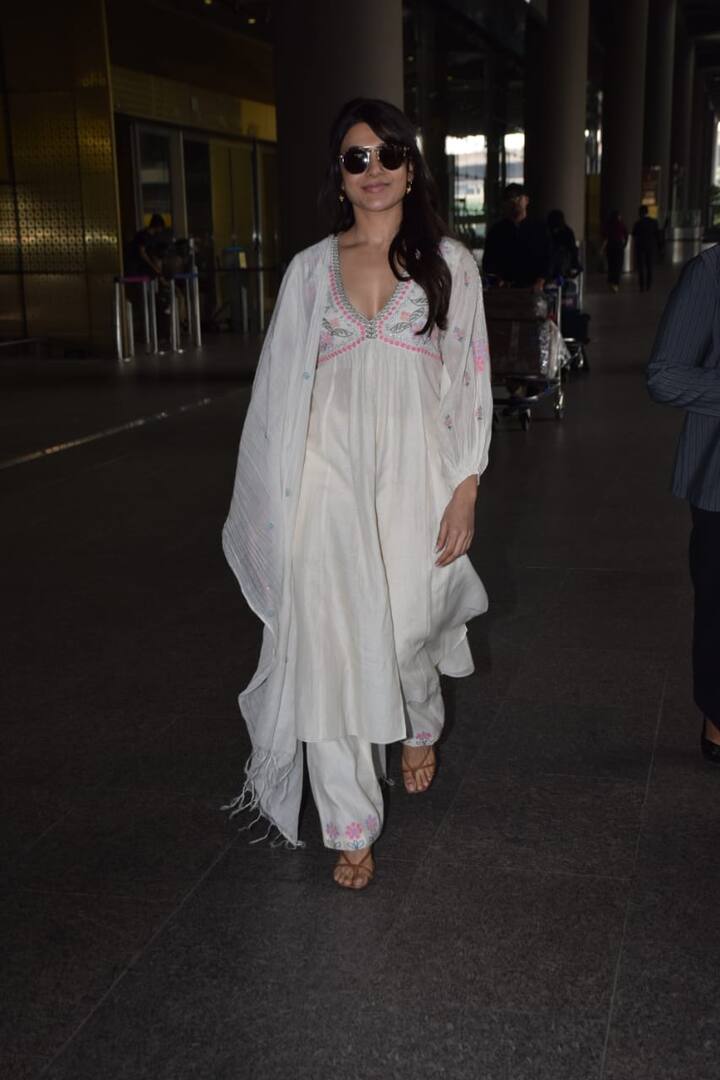 तस्वीरों में सामंथा व्हाइट कलर के सूट में एयरपोर्ट से बाहर निकलते हुए नजर आ रही हैं.