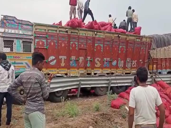 प्राथमिक माहितीनुसार हा ट्रक समृद्धी महामार्गावरून कांदा घेऊन जात होता. त्यावेळी हा अपघात झाला आहे.