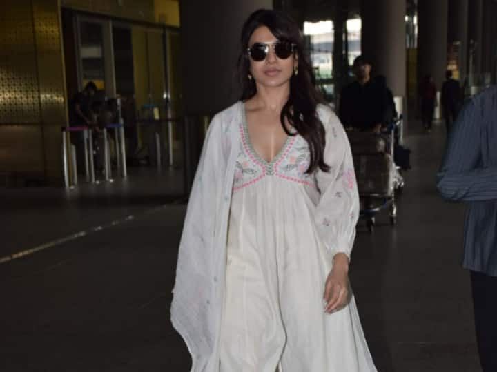 Samantha Ruth Prabhu Airport Look: साउथ की कई सुपरहिट फिल्मों में अपने अदाओं के जलवे बिखेर चुकीं सामंथा रुथ प्रभु अब किसी पहचान की मोहताज नहीं हैं. एक्ट्रेस को हाल ही में एयरपोर्ट पर देखा गया.