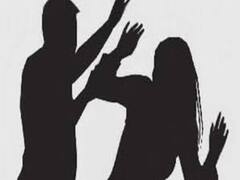 Crime: வீடு மாறி விசாரிக்கச் சென்ற பெண் போலீசார்... சரமாரியாக அடித்து உதைத்த முதியவர்கள்..! நடந்தது என்ன?